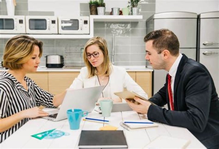 Can you be a realtor and a mortgage broker?