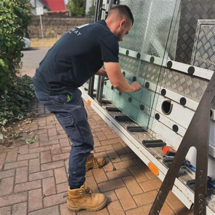 Do Glaziers make glass?