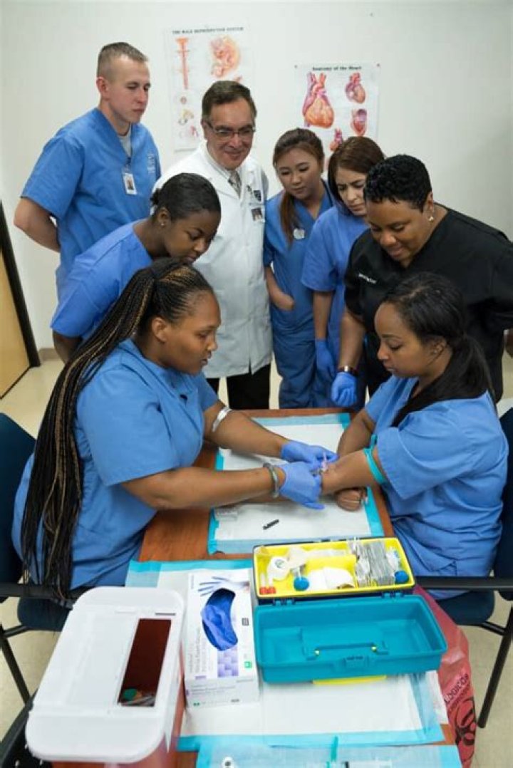 Do neonatologists make good money?