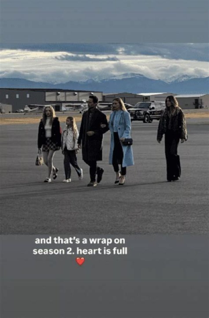 Does Elle end up with Warner?