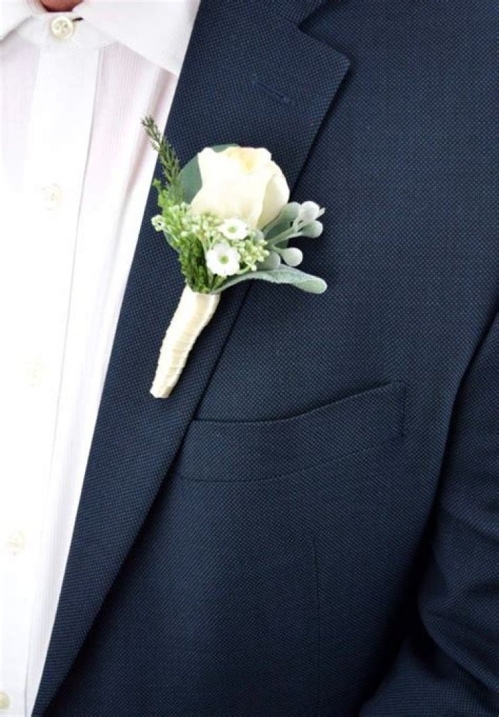 Does father of bride wear boutonniere?