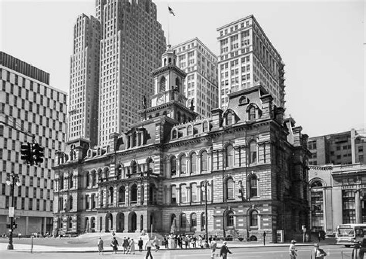 Does the city of Chicago hire felons?