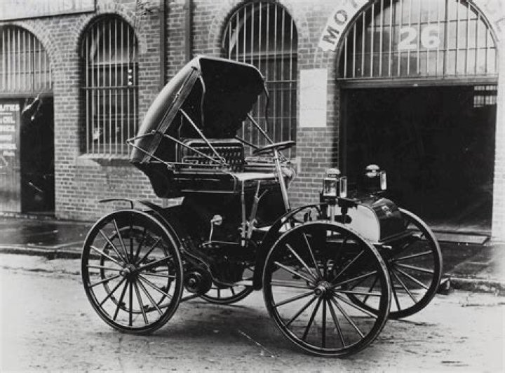 How did the automobile industry affect the economy in the 1920s?