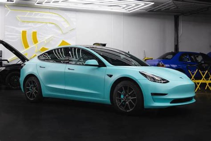 How do I warm up my electric car?