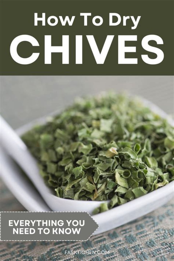 How do you dry chives in the microwave?