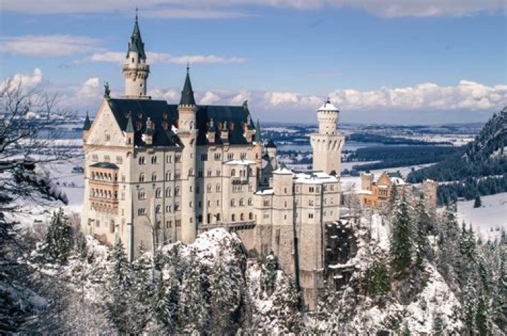 How many died building Neuschwanstein?