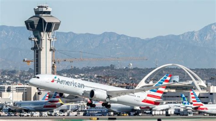 How many employees does American Airlines have?