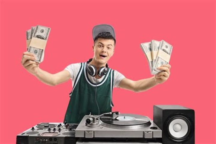 How much do DJs make?
