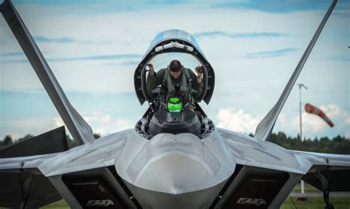How much do fighter jet pilots get paid?