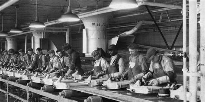 How much do PR workers make?