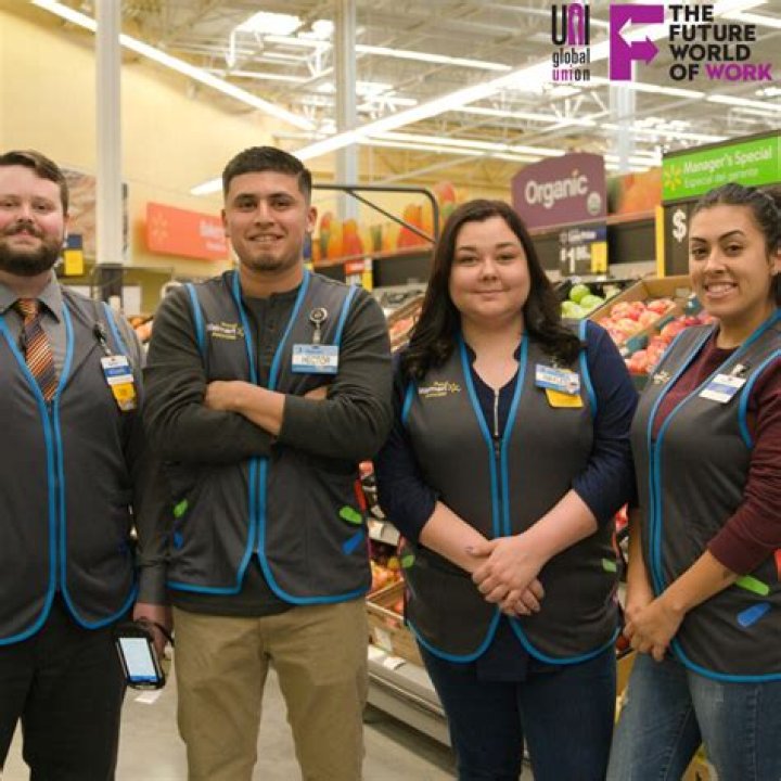 How much does a full time Walmart employee make a year?