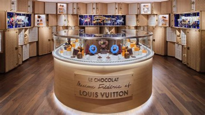 How much does a Louis Vuitton Store Manager make?