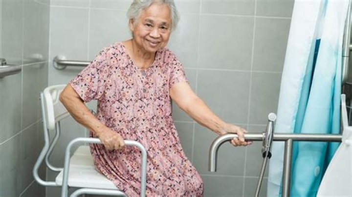 How often should a sedentary elderly person bathe?