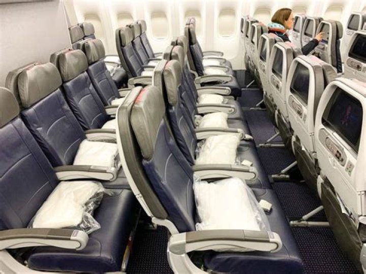 How wide are the seats on a Boeing 737?