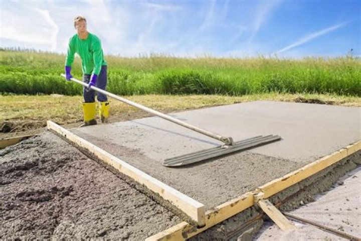 Is it better to pour concrete wet or dry?
