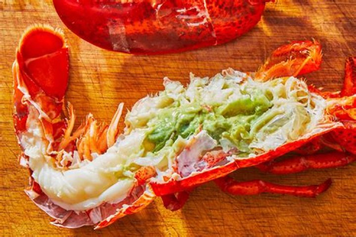 Is it safe to eat the green stuff in lobster?