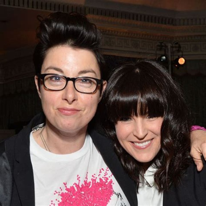 Is Sue Perkins married to Anna Richardson?