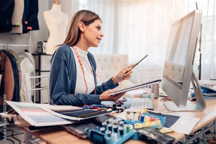 What are the responsibilities of a fashion designer?