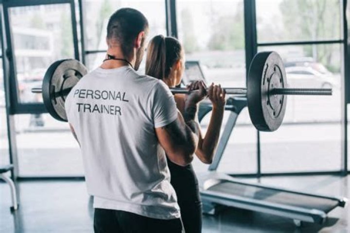 What are three advantages of having a personal trainer?