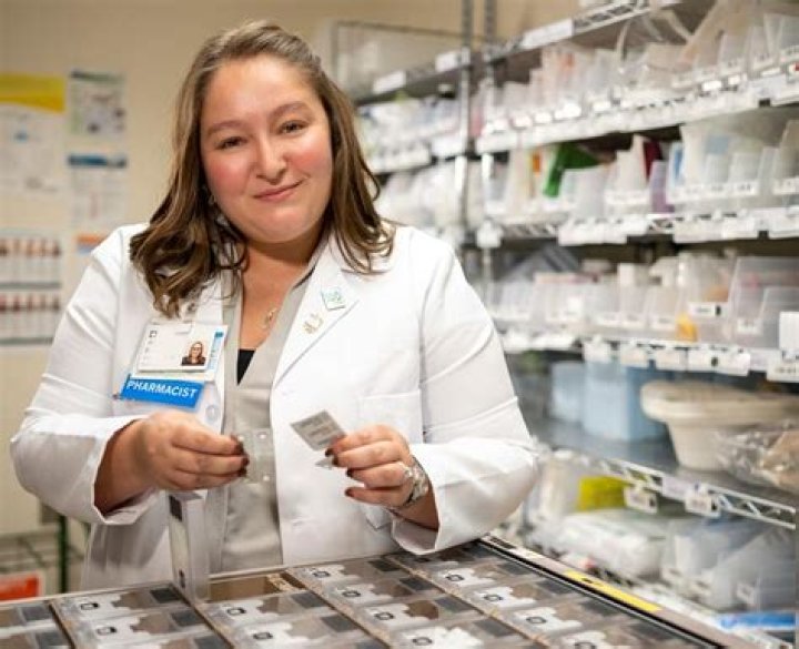 What do pharmacists make per hour?