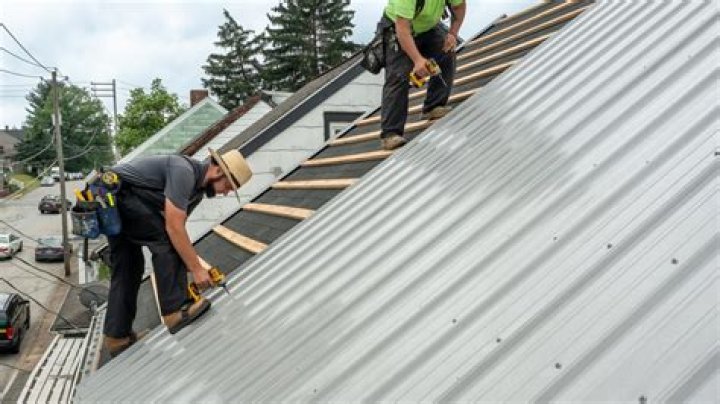 What does a roofing carpenter do?
