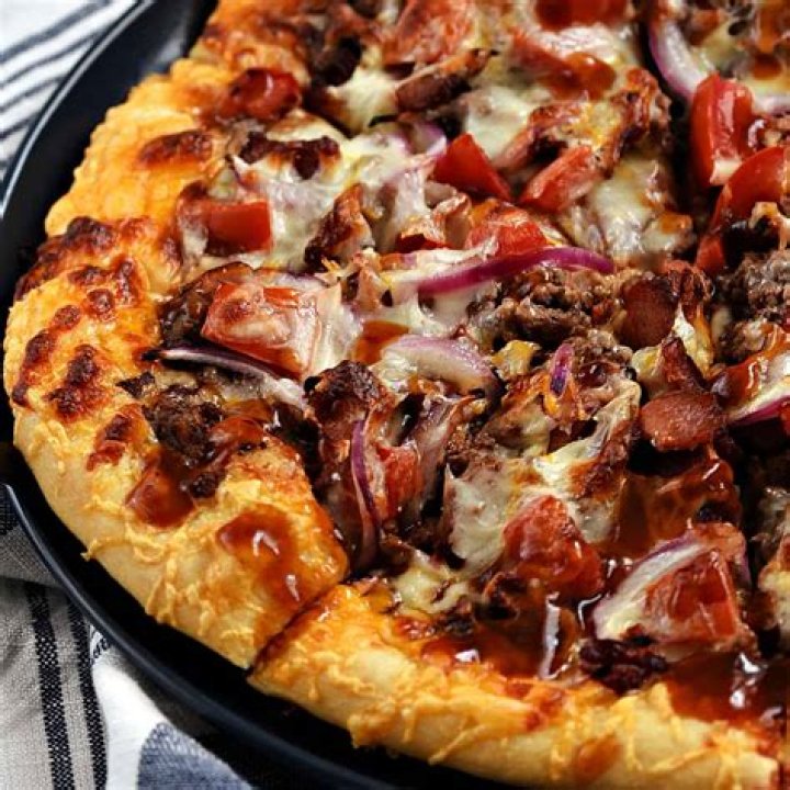What goes with bacon on pizza?
