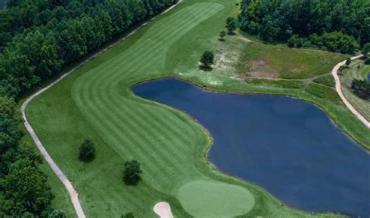 What is a dog leg in golf?