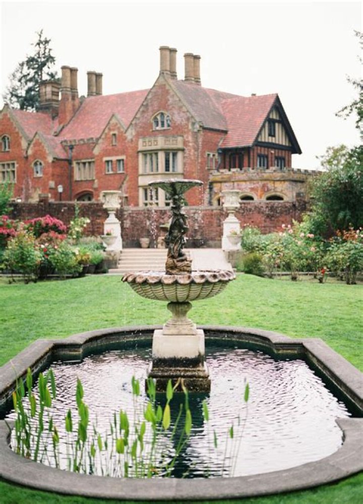 What is a large fortified building called?