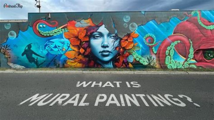 What is difference between murals and miniatures?