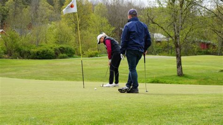 What is plumb bobbing in golf?