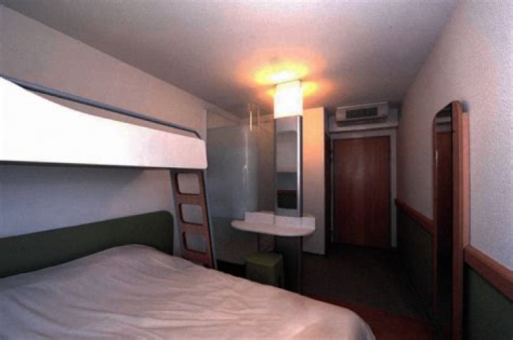 What is the average cost of a hotel room in France?