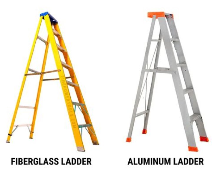 What is the difference between aluminum and fiberglass ladders?
