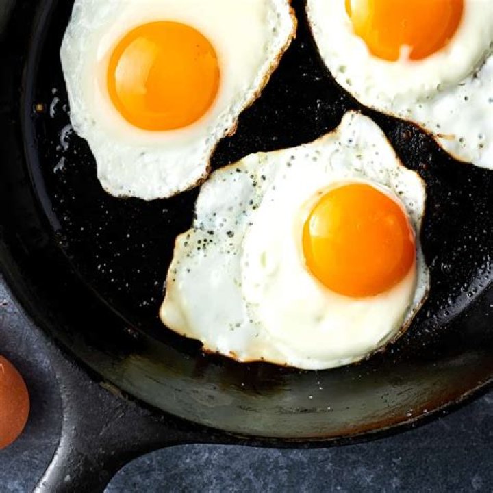What pans do chefs use to fry eggs?