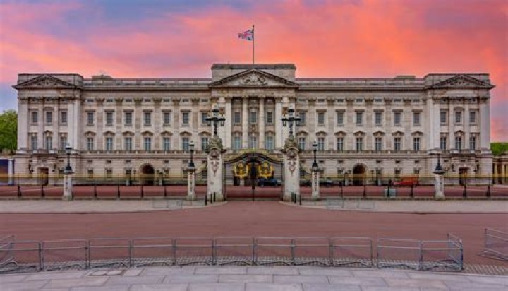 What zone is Buckingham Palace in?