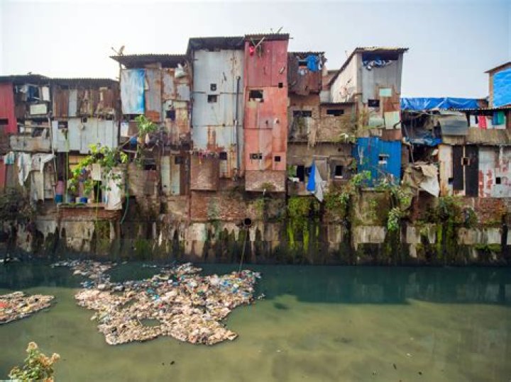 Which Indian cities have slums?