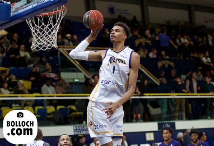 Who is the tall dancer in the middle quizlet?