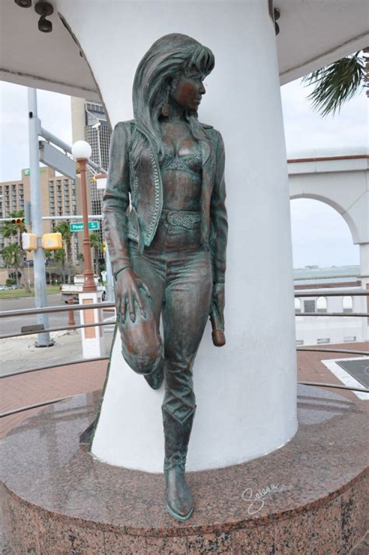Who paid for the Selena statue in Corpus Christi?