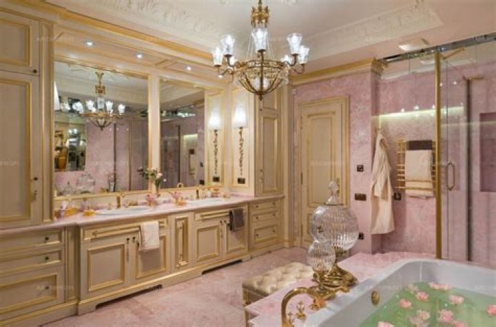 Why didn't Versailles have bathrooms?